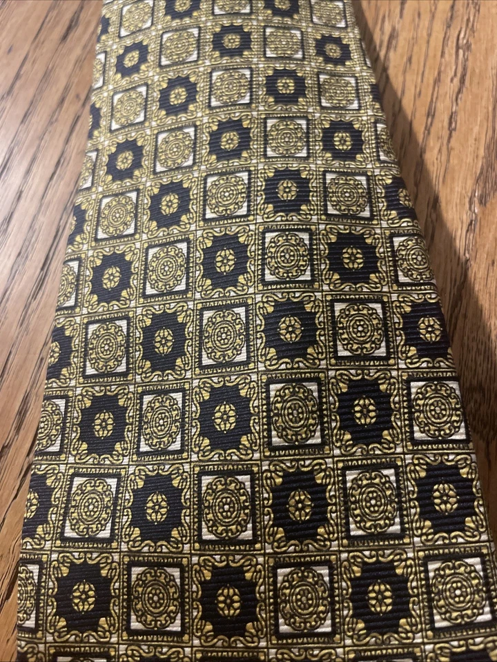 Corbata de seda barroca vintage usada en excelente estado con cabeza de Medusa medallones hecha en Italia Foto 2 de 4