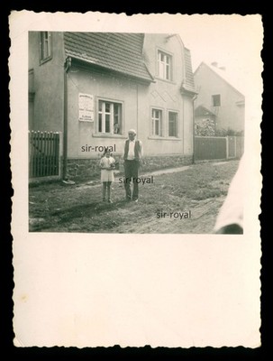 Grandad and Granddaughter Next to Laundry Pickup Sign at House - 1930s - Photo 6x9cm