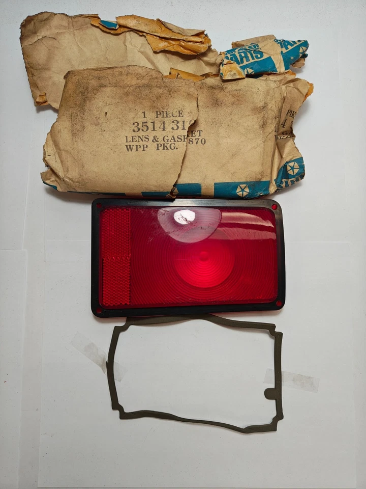 Dodge Charger Super Bee 1971 luz trasera izquierda lámpara lente y junta 3514319 nuevo de stock Foto 3 de 4