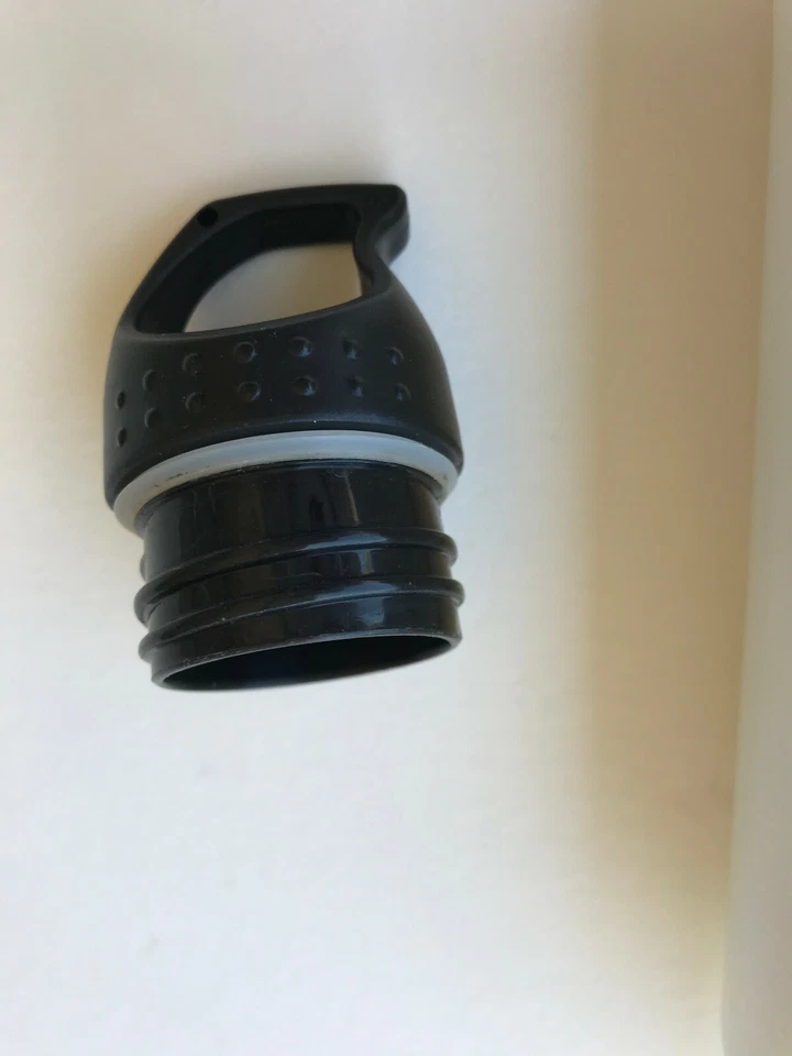 BOTELLA DE AGUA BLANCA DEPORTIVA DE ACERO INOXIDABLE 25 OZ con laboratorio en la foto lateral. Foto 4 de 4