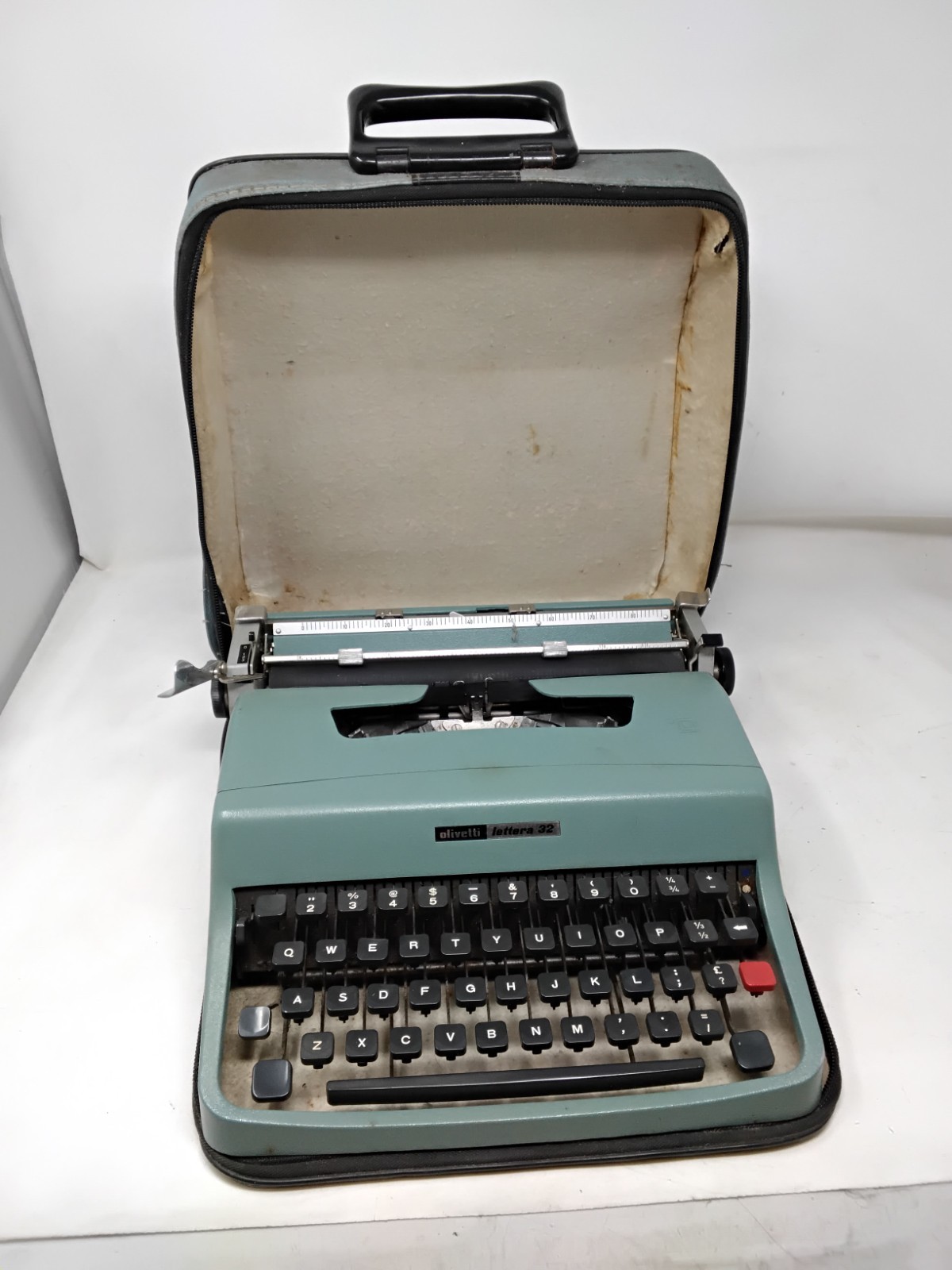 Vintage 1960s Olivetti Lettera 32/Case - See Description 