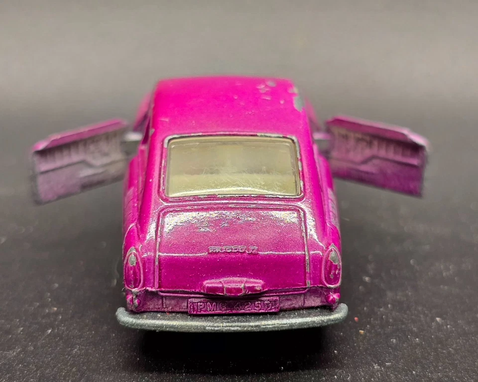 LESNEY MATCHBOX SUPERFAST NO. AÑOS 70 67 VOLKSWAGEN 1600TL DIECAST MAGENTA Foto 2 de 4
