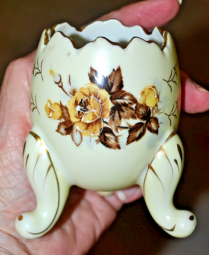 Jarrón vintage de porcelana pintado a mano Napcoware con patas de huevo agrietado rosas ~ borde dorado - Imagen 2 de 6
