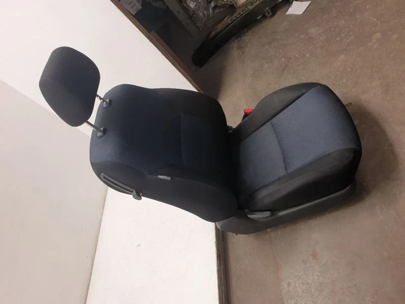 06-09 SCION TC PASSENGER 侧前灰色 FC14 布桶座椅组件 — 第 4/4 张图片