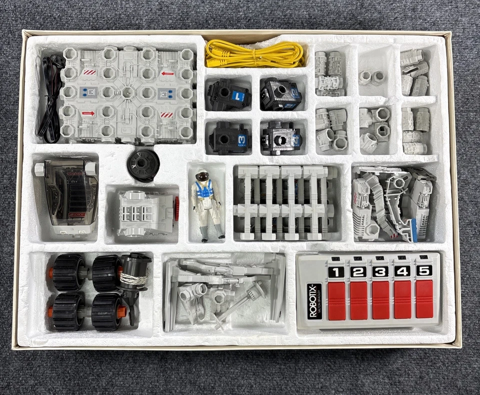 Robotix - SERIES R-2000 MODULAR MOTORIZED BUILDING SET, Milton Bradley 1984 - Image 2 of 4