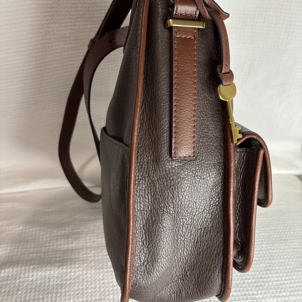 Blusa tiracolo Fossil Color Block Heritage hobo couro pebble marrom e preto com zíper - Imagem 3 de 4