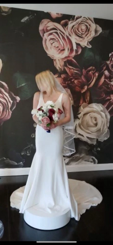 Nuevo Vestido de Novia Mikaella - Talla 6 - Ajuste Crepé y Acampanado + Velo - Sin Usar Foto 2 de 4