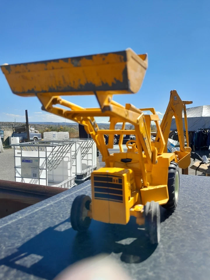 VTG Ertl 1/16 International Harvester Tractor Loader Backhoe #472 Diecast 70's - Image 2 of 4