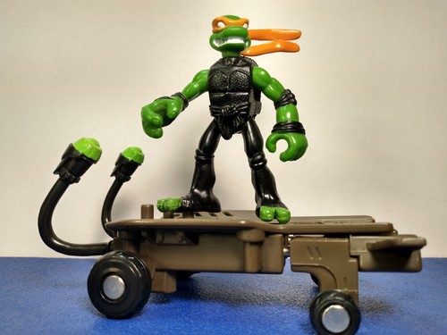 Personaggio Playmates Teenage Mutant Ninja Turtles 2007 *Michelangelo* con skateboard - Foto 2 di 10
