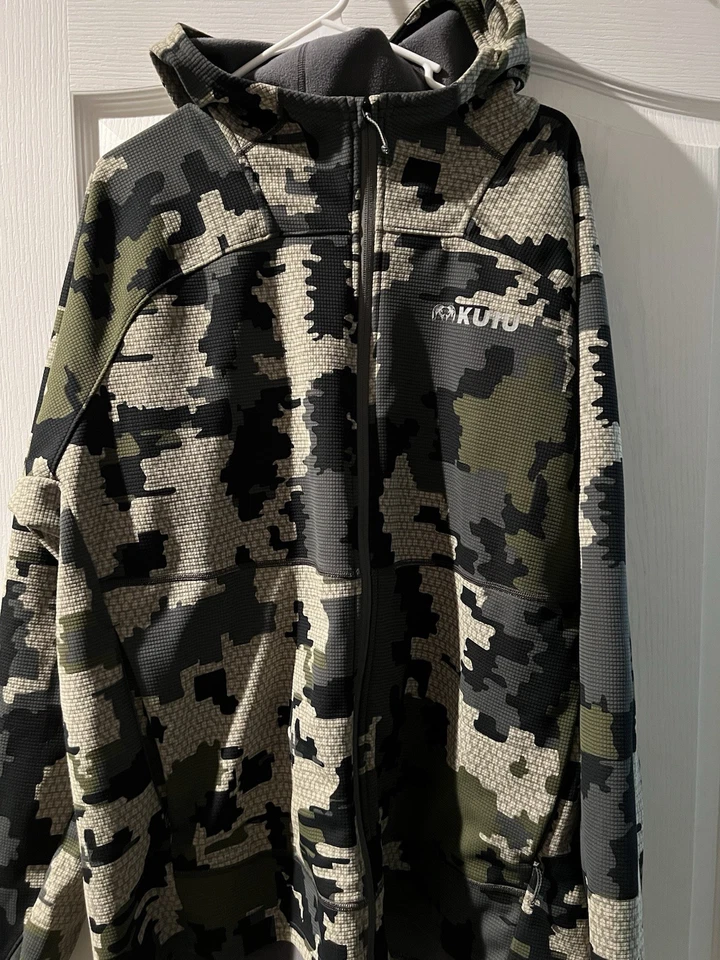 En excelente estado es una chaqueta Kuiu Peloton 240 en color verde camuflaje. Foto 2 de 3