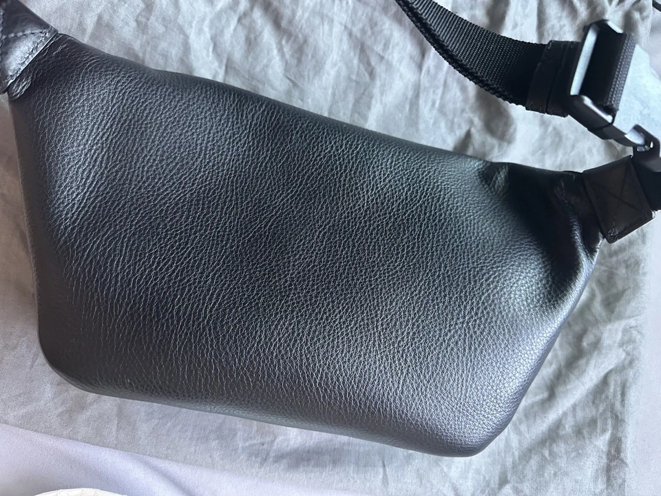 AUTHENTIC BALENCIAGA MEN'S EVERYDAY BELTPACK IN BLACK, EXCELLENT CONDITION - Image 3 of 4