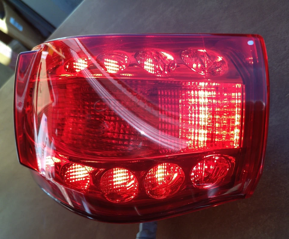 Infiniti FX35 FX37 QX70 2009-2017 lado del conductor exterior LED luz trasera (amortiguada). Foto 2 de 4