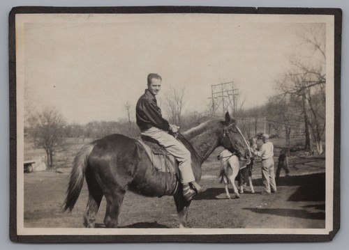 9O Photograph Handsome Man Portrait Horse Horseback 1940-50’s - Picture 2 of 3