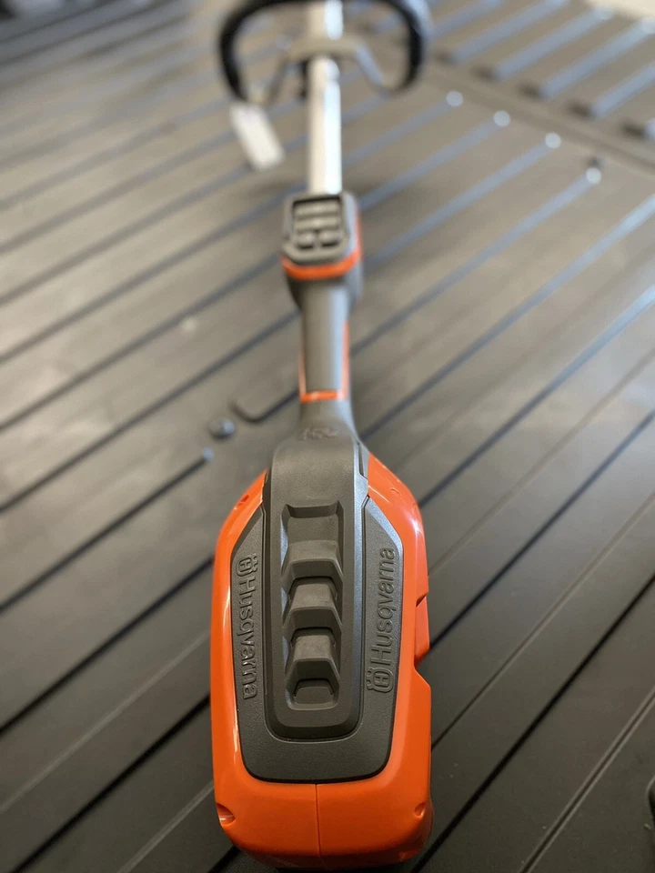 Husqvarna 320iL 40v Batter Power Trimmer 970480104 - Image 4 of 4