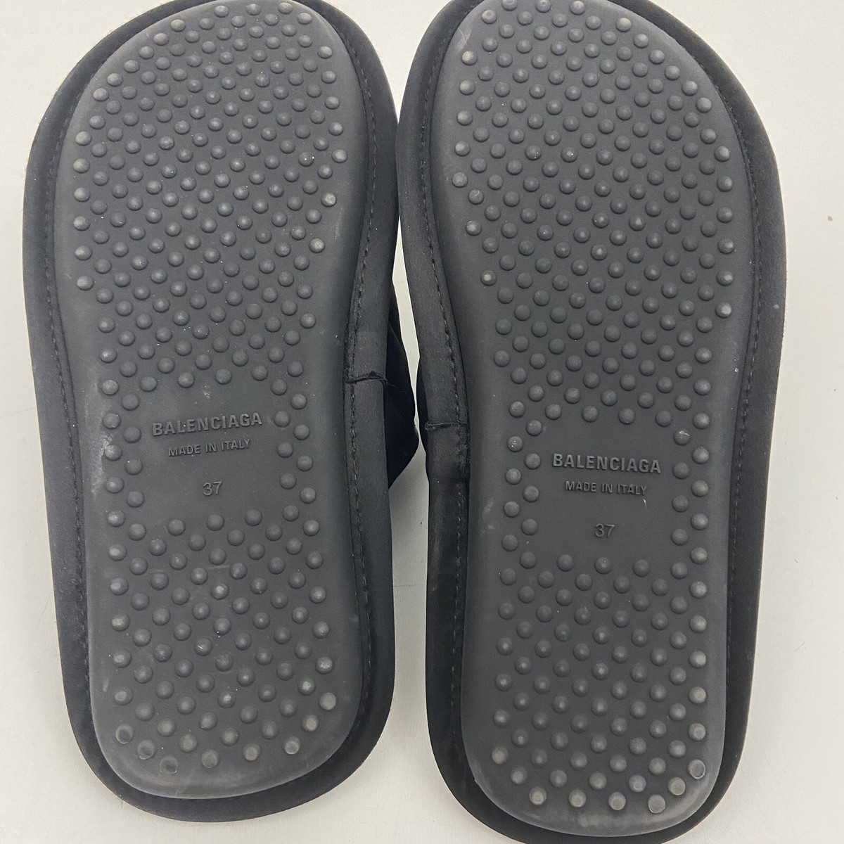 BALENCIAGA｜SLIPPERS (825468 WXLMC 9050) Balenciaga Quillted Logo Embroidered Hotel & Resort Satin