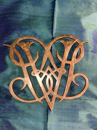 Vintage Virginia Metalcrafters Queen Anne Cypher Brass Trivet Williamsburg 1950 - Imagen 9 de 11