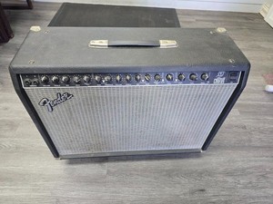 Fender Ultimate Chorus DSP Guitar Amplifier. 360 watts. Local pick up only!!!!