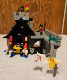 LEGO 10000 LEGEND: Guarded Inn (original 6067) - 100% w/box & manual
