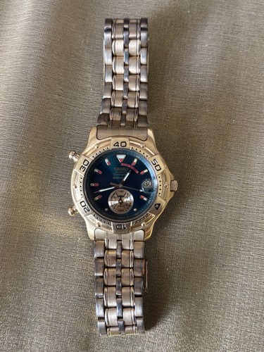 Seiko Quartz Herrenuhr dunkelgrünes Zifferblatt goldfarbenes Gehäuse & Armband.