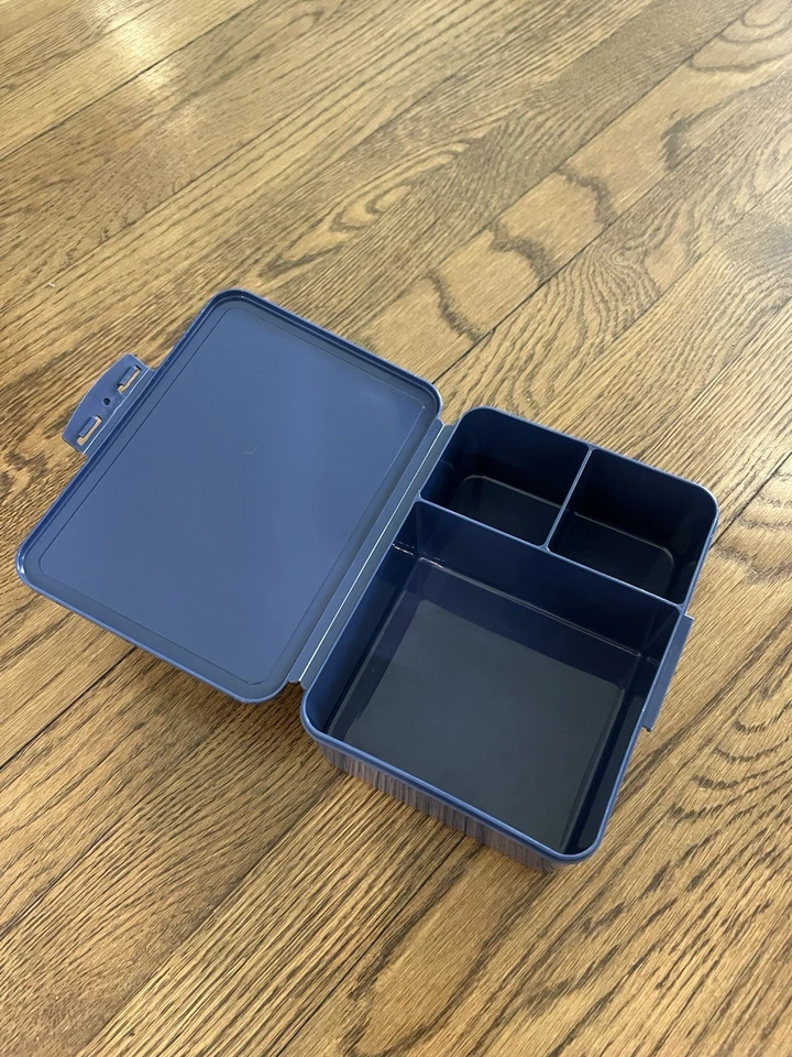 Contenedor de almuerzo Pottery Barn Kids Spencer Bento Box azul Foto 2 de 3