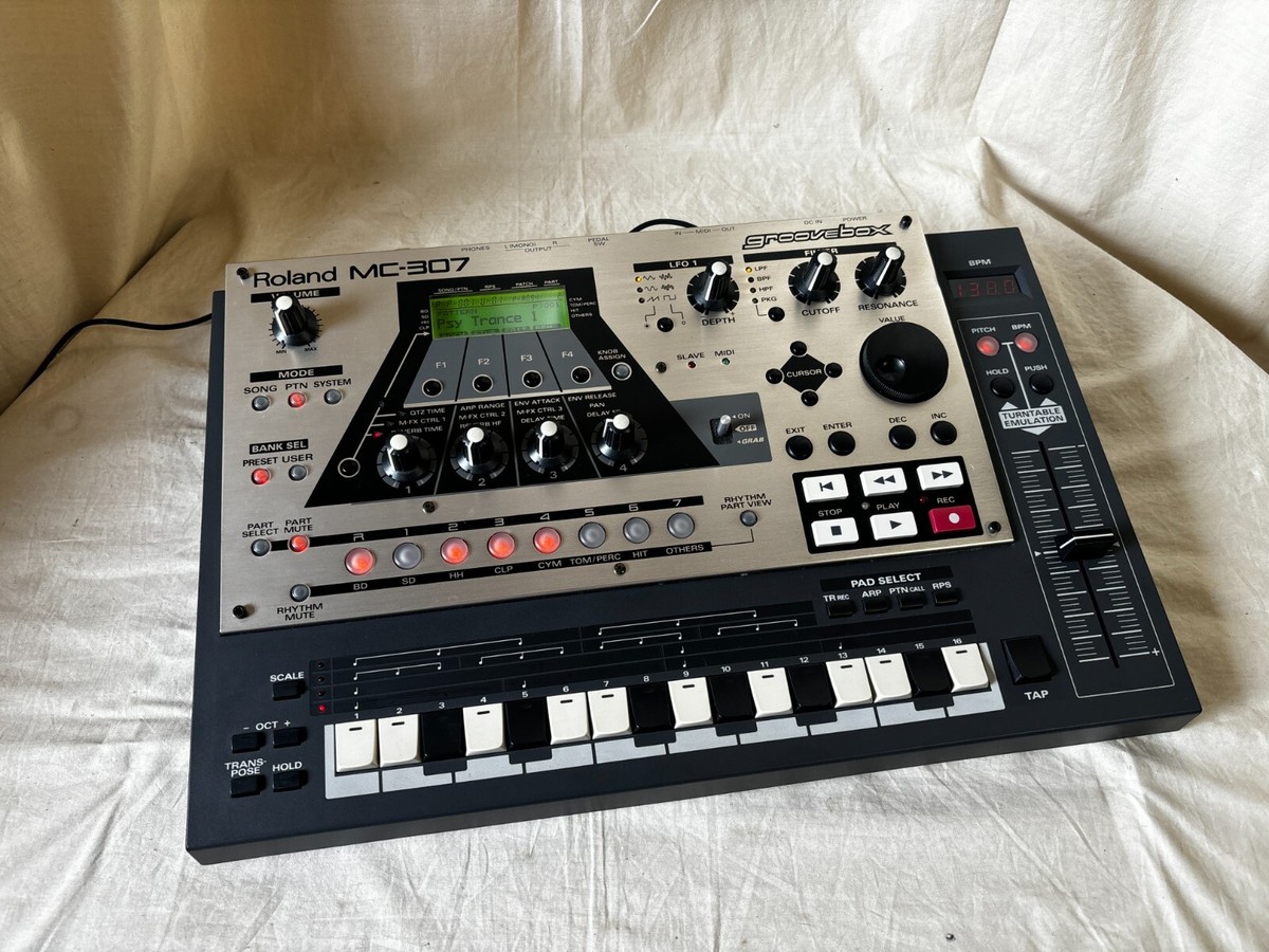 ROLAND ローランド MC-307 Groovebox リズムマシン シンセサイザー リズムマシン
