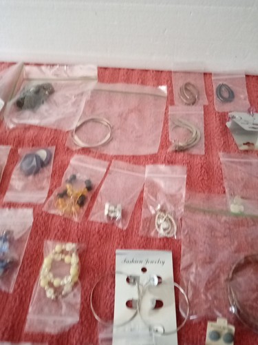 Lotto di 50 paia di orecchini traforati assortiti. Confezionato singolarmente come da foto - Foto 4 di 15