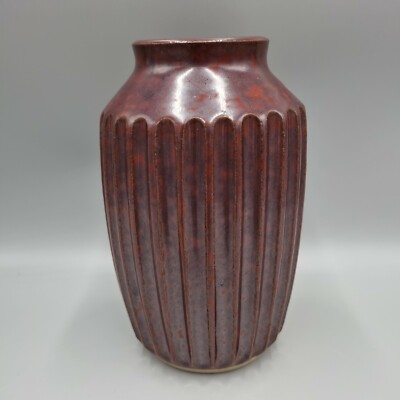 Eine rot marmorierte geschnitzte große Studiokeramik Vase, Herstellermarke auf Sockel, sehr guter Zustand