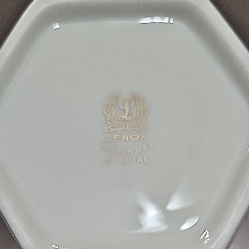 Jarrón Lenox perforado de 6 lados marfil con borde dorado, 7 3/4'" de alto - Imagen 3 de 8