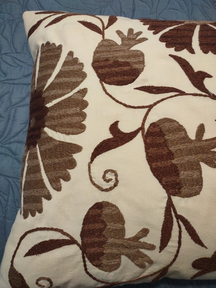 Travesseiro lombar bordado Pottery Barn Montrose Suzani ~ 20 x 30 ~ Marrom - Imagem 2 de 4