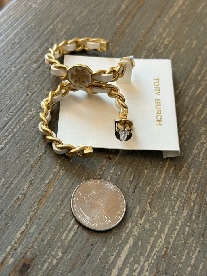 ¡NUEVO! Pendientes de aro de cadena blanca y oro Tory Burch Marion Foto 4 de 4