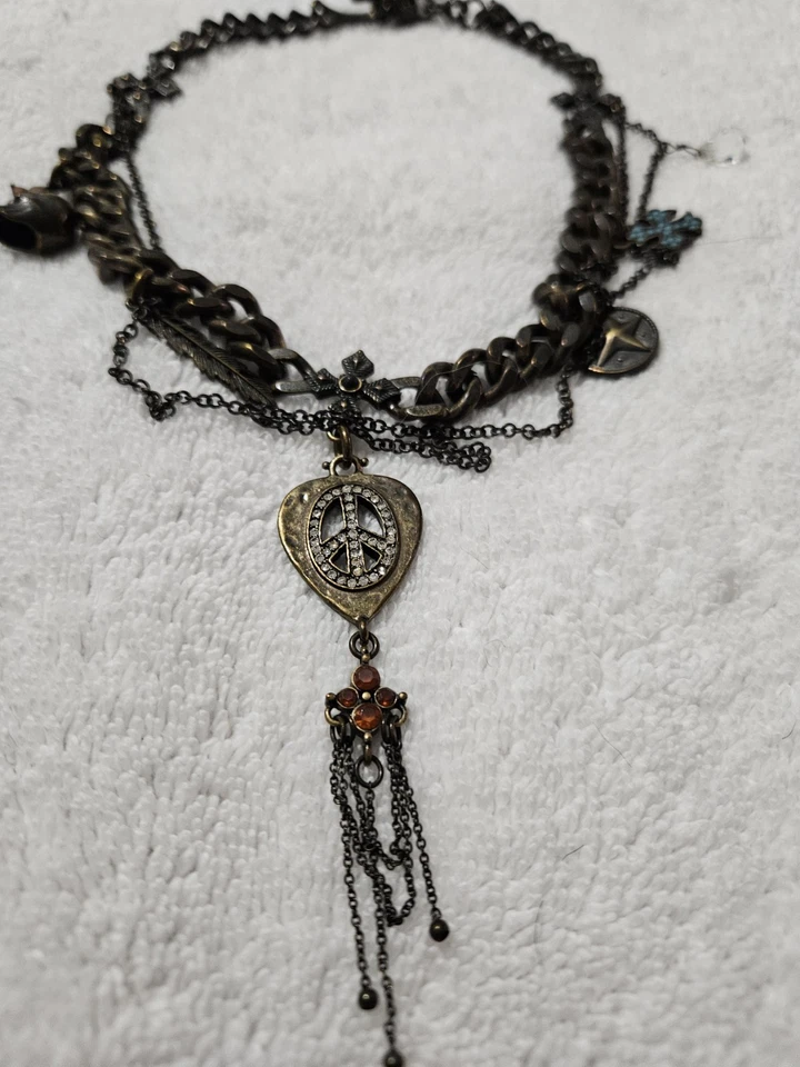 Collar marca Lucky con dijes que incluyen cruces y calaveras Foto 2 de 4