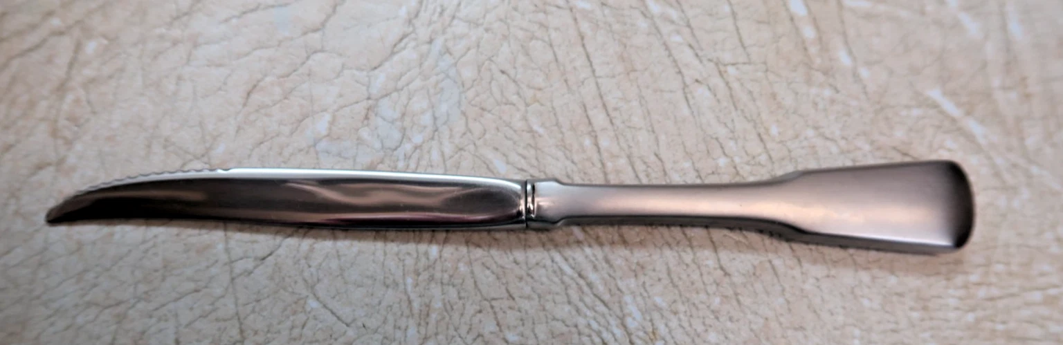 Oneida Stainless American Colonial 1 Dinner Steak Knife 9" Serrated