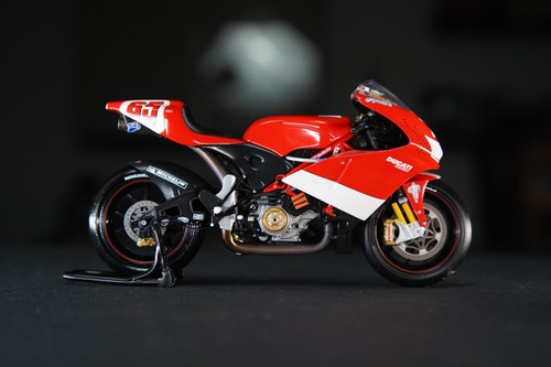 Ducati Desmosedici_Loris Capirossi_moto GP 2003 - Imagen 12 de 13