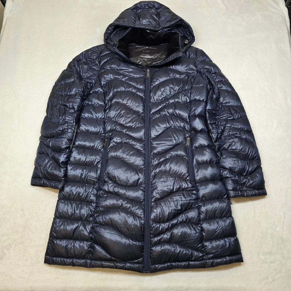 Abrigo acolchado Andrew Marc Premium para mujer grande azul con capucha empaquetable Foto 2 de 4