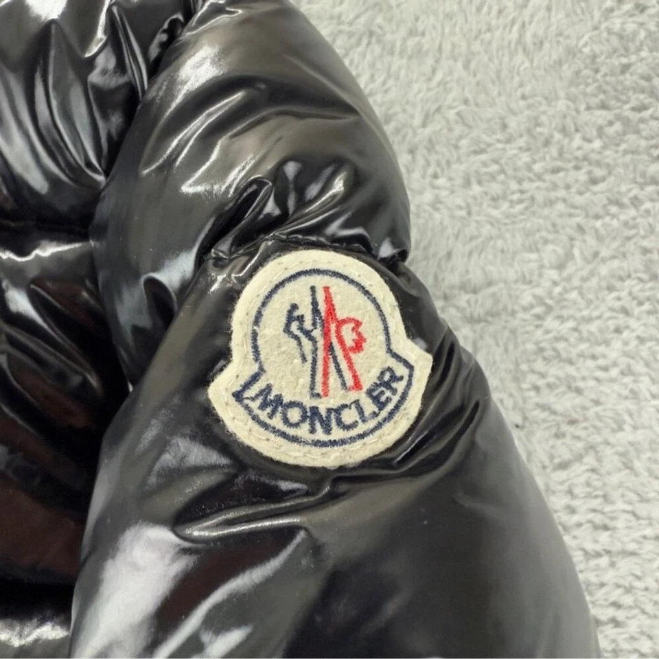 Moncler Talla 6 EE. UU. Niños Negro Puffer Chaqueta con Capucha de Piel con Defectos Foto 3 de 4
