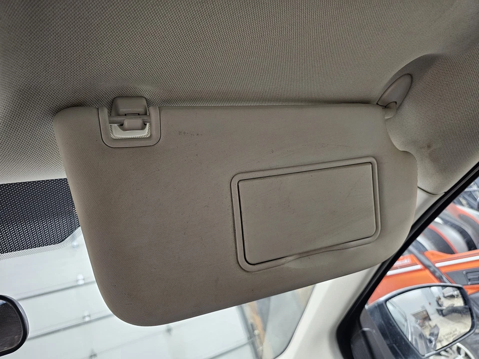 Used Right Sun Visor fits: 2016 Ford Focus from 2/4/13 w/illumination Right Grad Foto 2 de 4