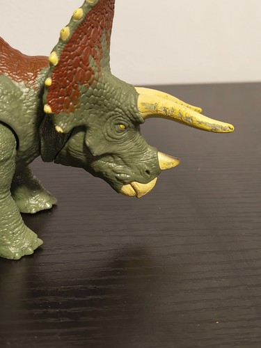 Jurassic World Dominion Roaring Triceratops Dinosaur Action Figure w/ DNA Toy - 第 3/6 張圖片