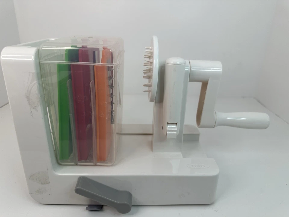 Espiralizador de mesa OXO Good Grips 3 lâminas com sucção StrongHold branca. - Imagem 4 de 4