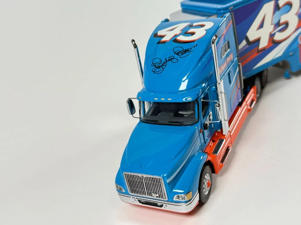 Franklin Mint 1:43 Richard Petty #43 STP Team Transport Truck Diecast Hauler - Image 4 of 4
