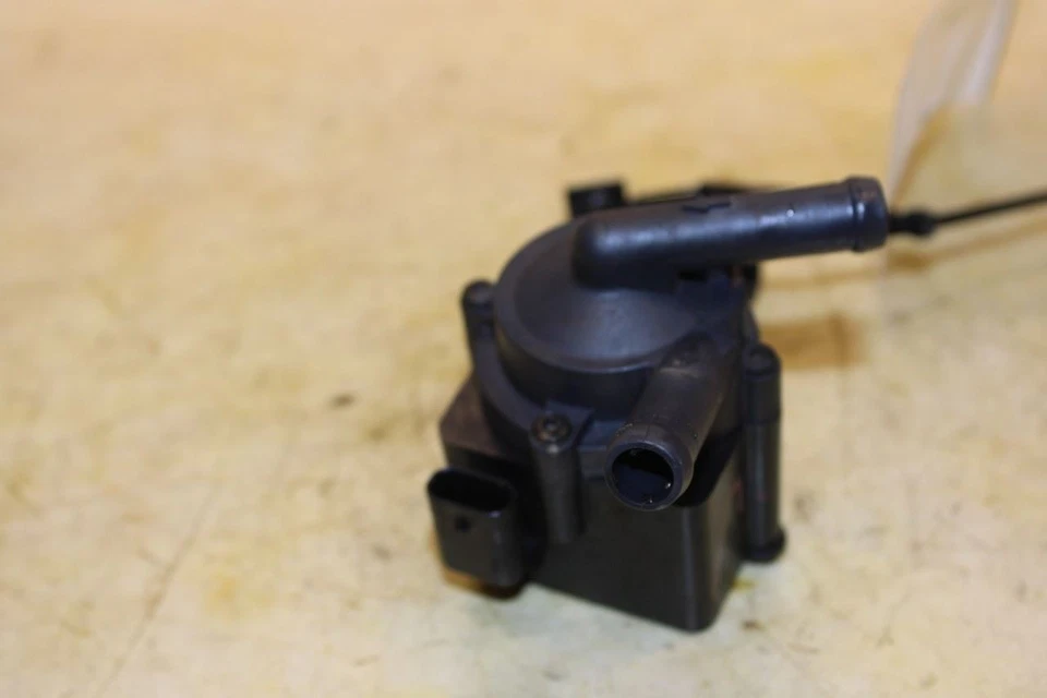 2010-2015 BMW 750Li xDrive 4.4L AWD Auxiliary Coolant Water Pump 11517629917 OEM - Image 4 of 4