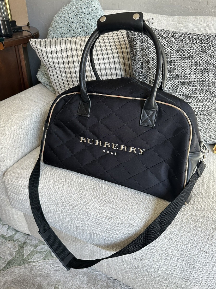 sHow　BURBERRY GOLF ブラックダッフルバッグ BURBERRY GOLF BLK SQ TOP STITCH ALL OVER DUFFLE TRAVEL BAG