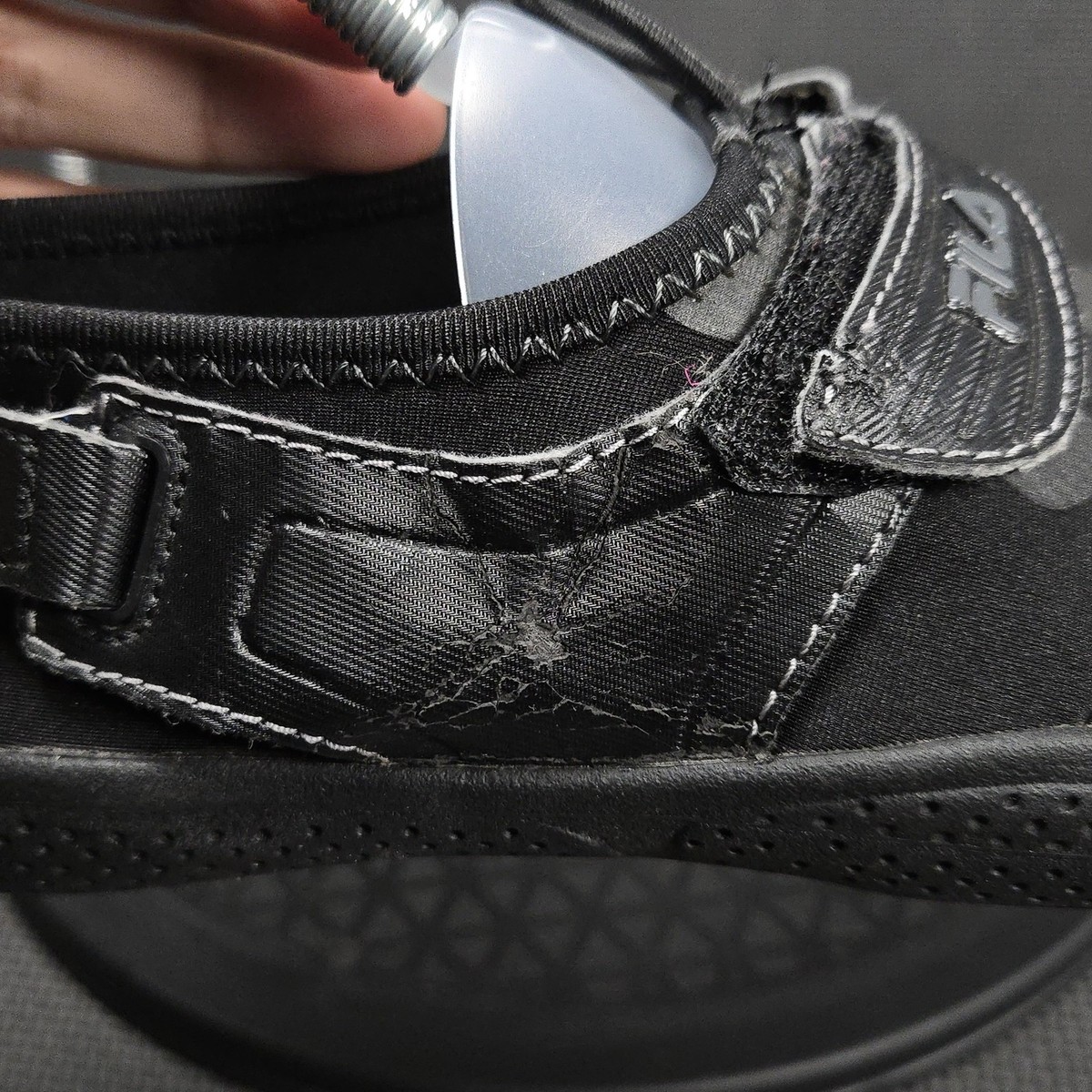 Fila Skele-Toes EZ Slide Shoes Youth Size 5 Black Water Sneakers