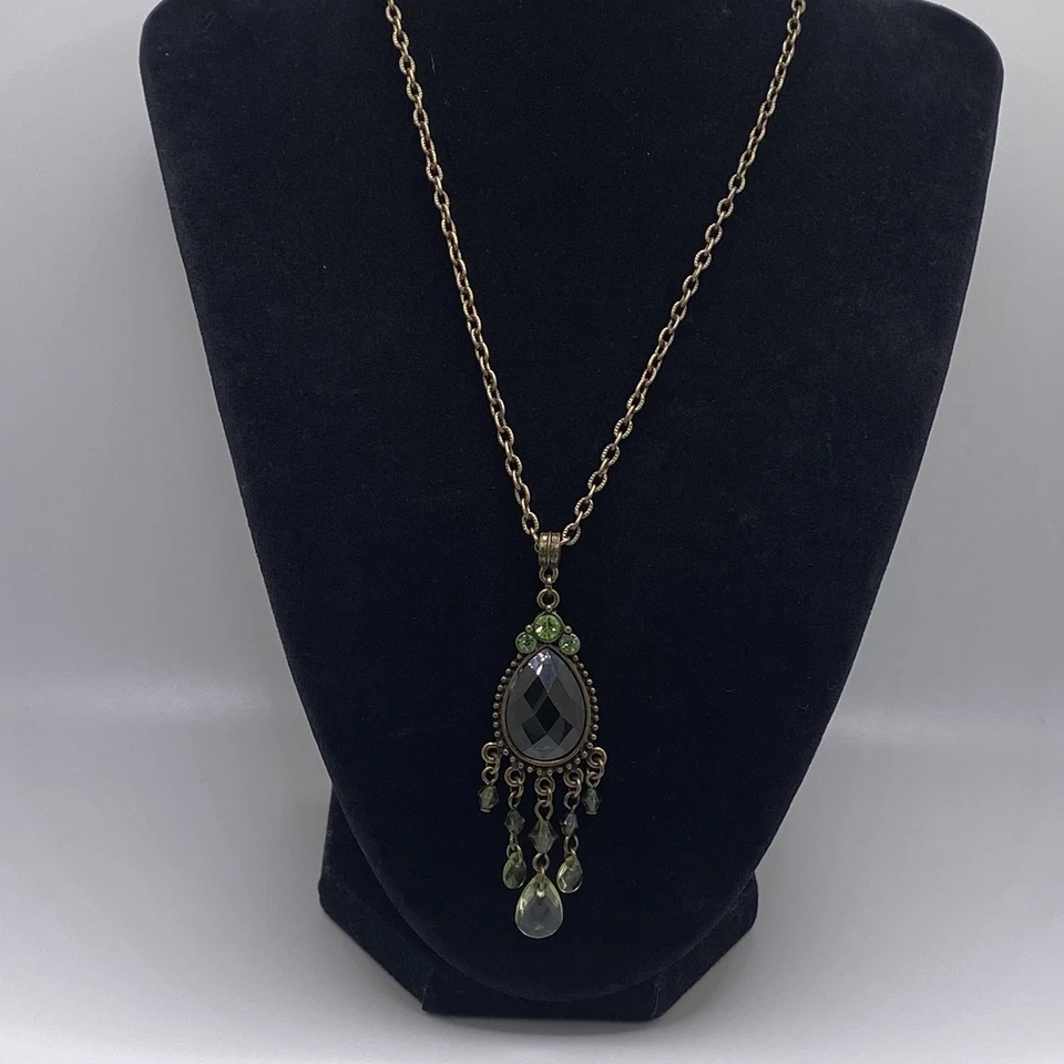 Collar colgante de estrás acrílico facetado verde estilo victoriano marca 1928 Foto 2 de 4