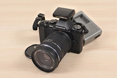 Olympus OM-D E-M5 + M.Zuiko 40-150mm f/4-5.6 Objektiv/FL-LM2...