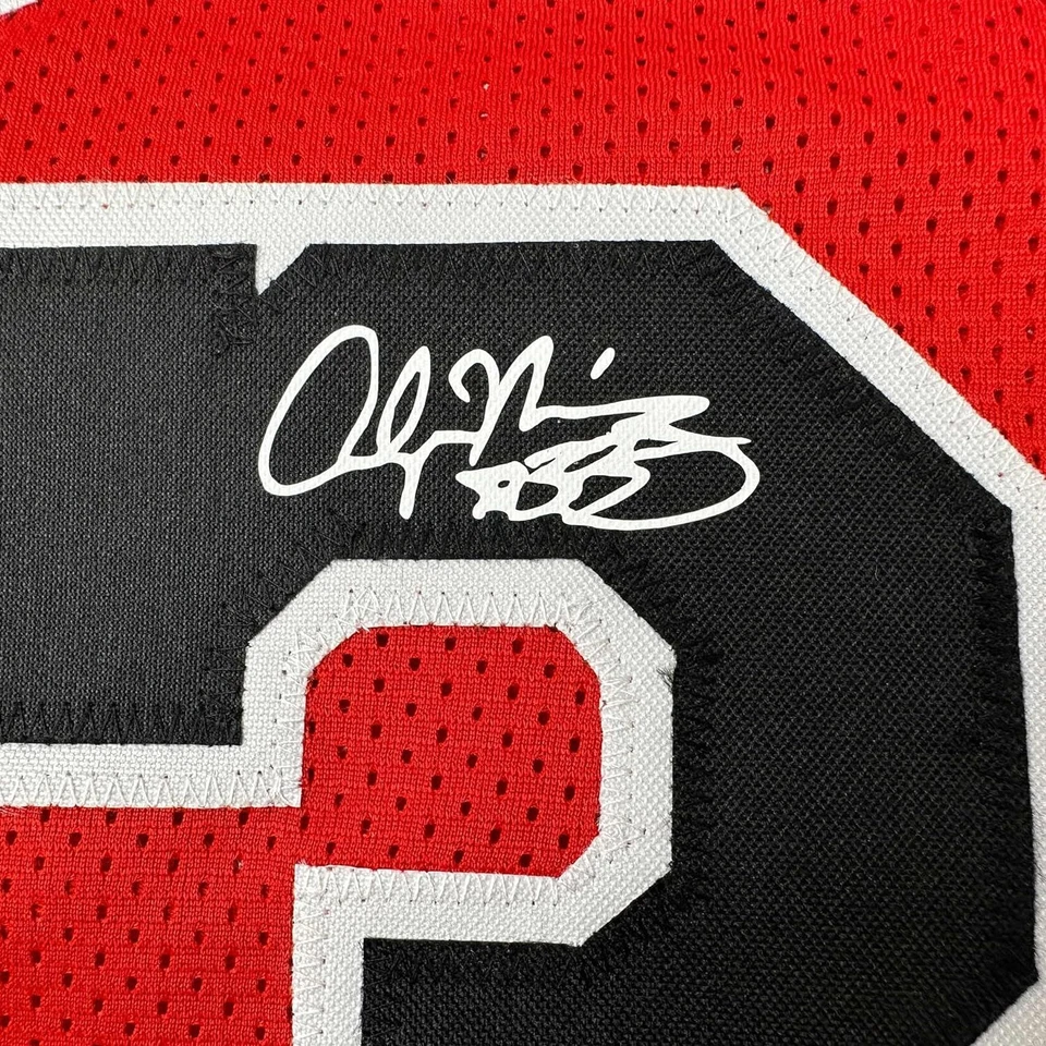 Camiseta deportiva enmarcada facsímil autografiada Alonzo Mourning 33x42 roja reimpresión láser automática Foto 2 de 2