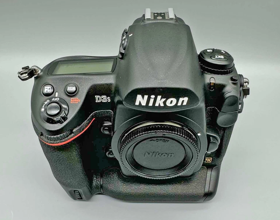 Nikon D3S 12.1 MP Digital SLR Camera - Shutter count 10,114,duty-free in the USA - Image 2 of 4