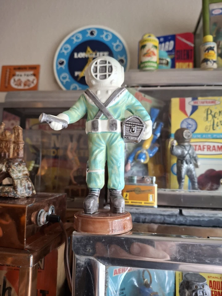 Antiguo acuario pecera cerámica 6 1/2" traje azul sombrero duro buzo burbujeador de colección Foto 4 de 4