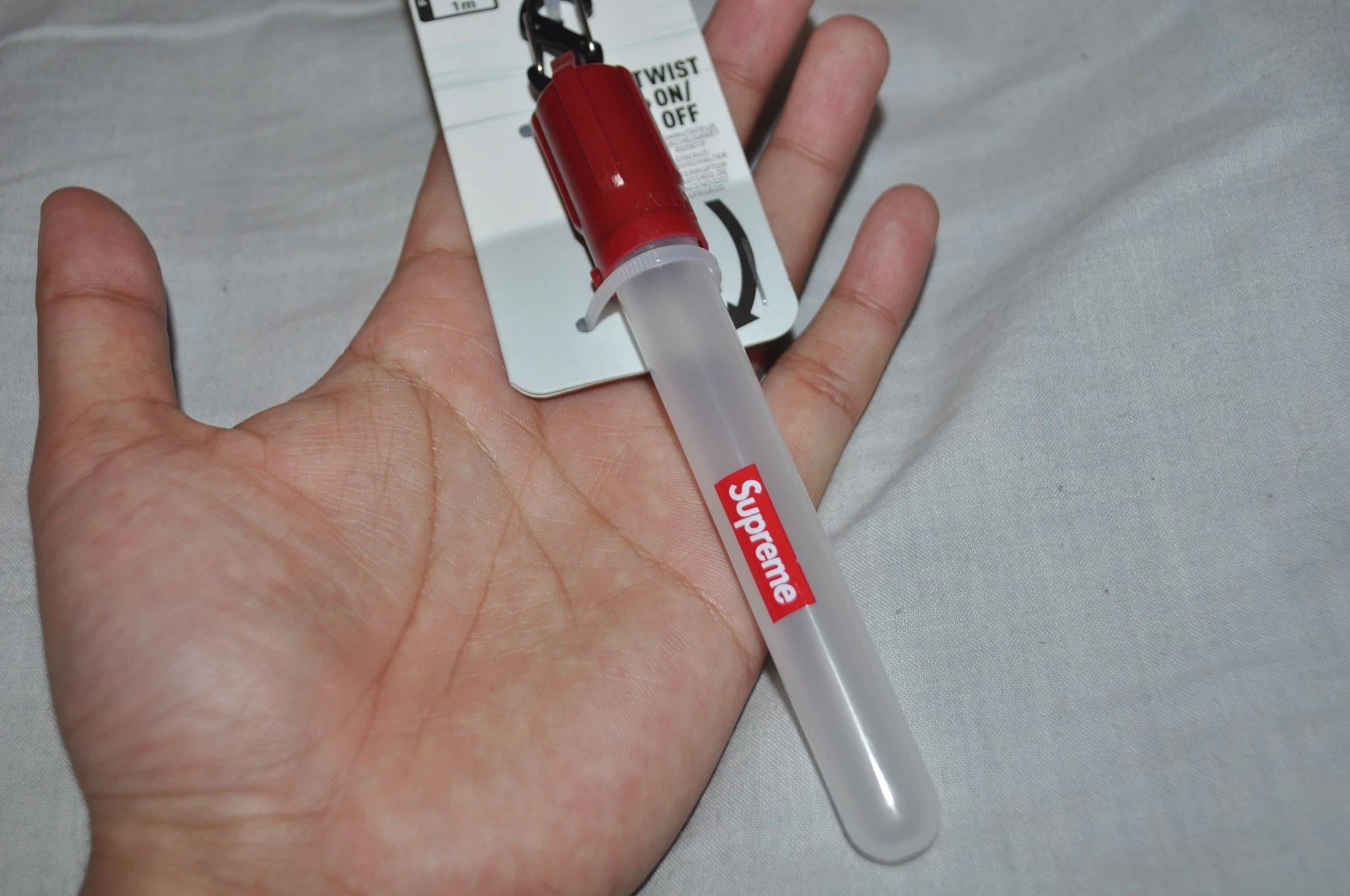 Supreme DEL Mini Glowstick rouge 100 % authentique boîte à accessoires logo festival