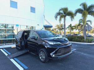 2023 Toyota Sienna XLE Braunability Power RAMP Handicap Van + Pass EZ Lock
