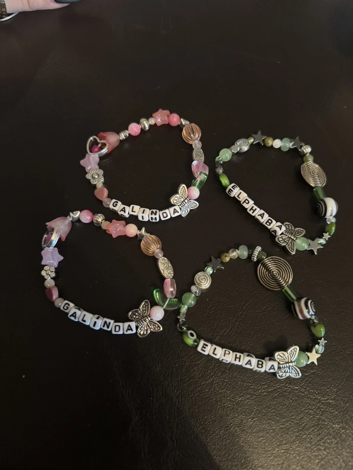 JUEGO DE 2 PULSERAS AMISTAD MIERDA “galinda” y “elphaba” malvada el musical Foto 2 de 3
